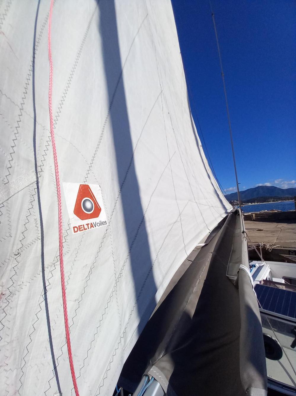 Grand voile à corne lattée