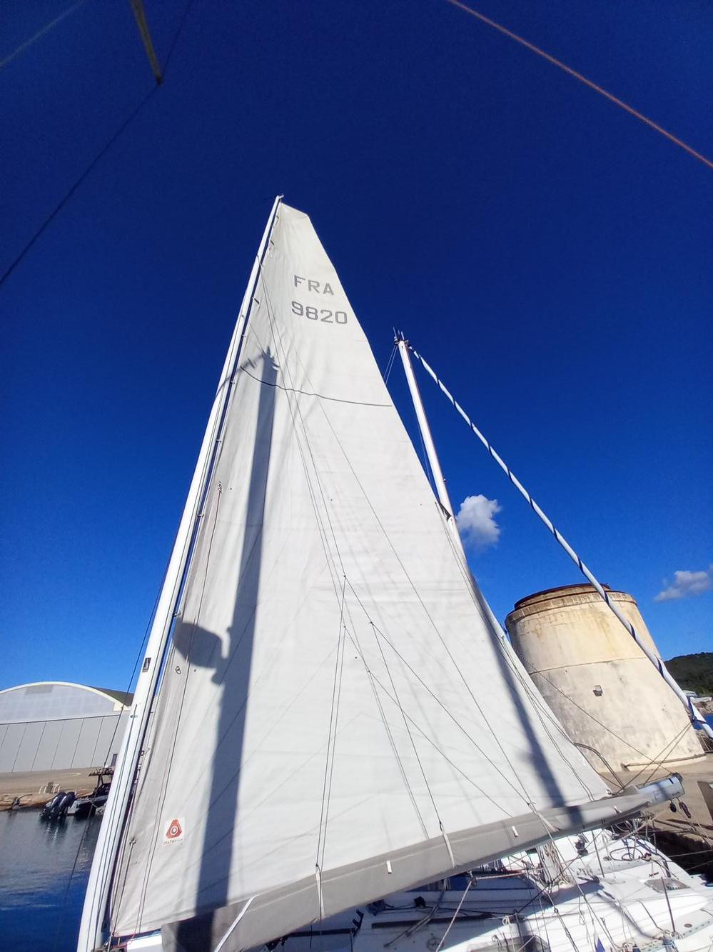 Grand voile à corne lattée