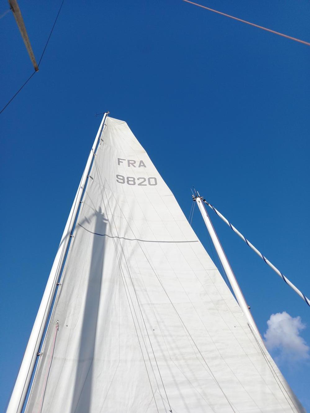 Grand voile à corne lattée