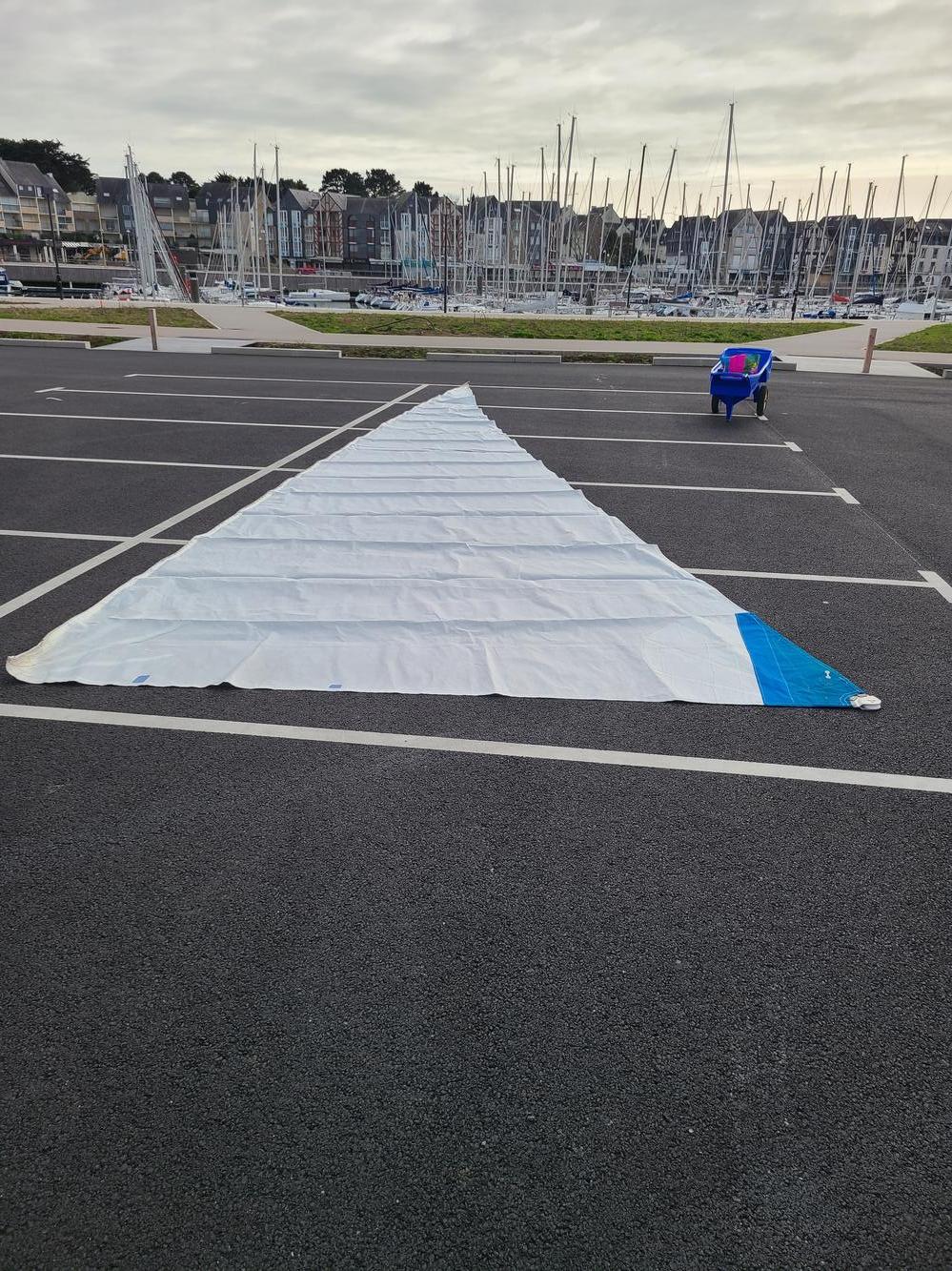 Grand voile sur mat enrouleur