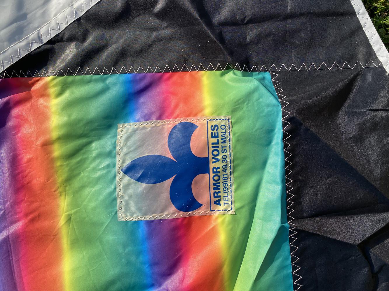 voile multicolore et noire de planche à voile