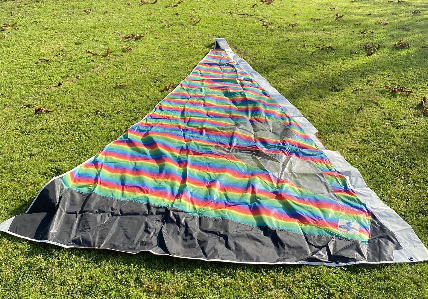 voile multicolore et noire de planche à voile
