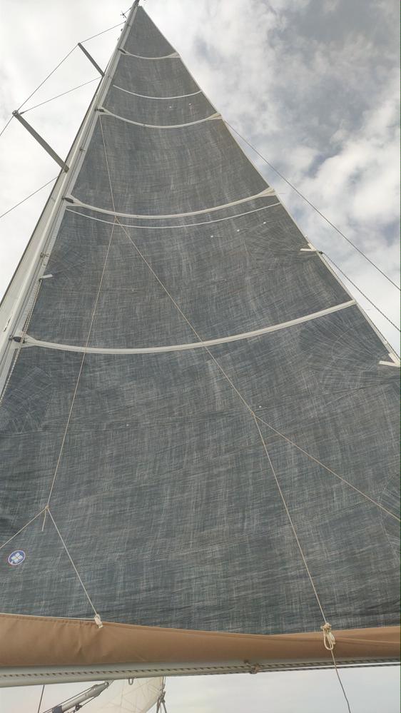 Grand voile lattee
