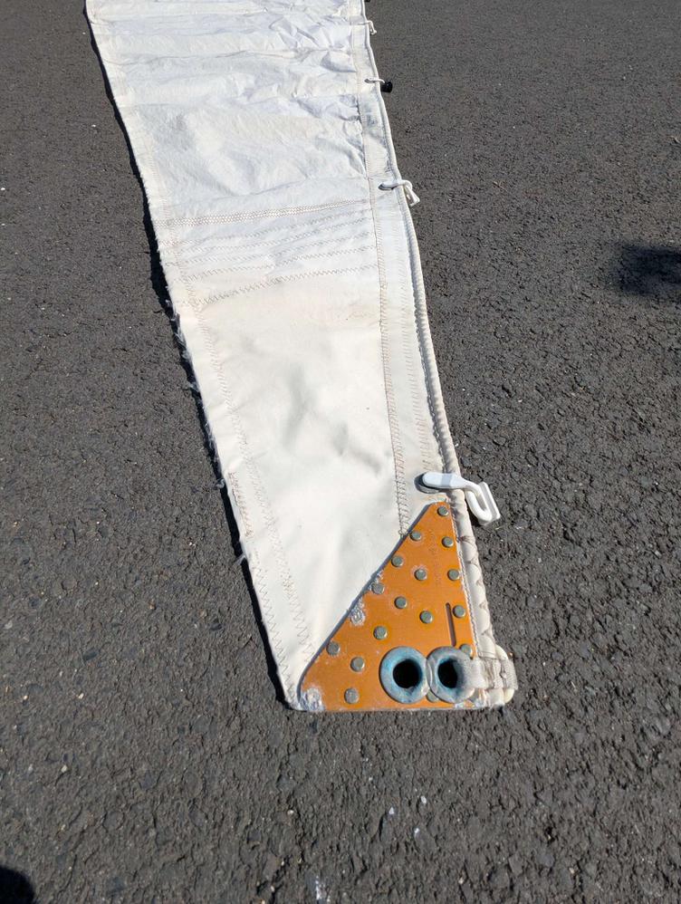 Grand voile lattée sur coulisseaux
