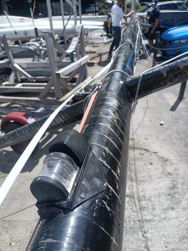 Mât carbone 21 mètres 50 avec bôme et hale-bas rig