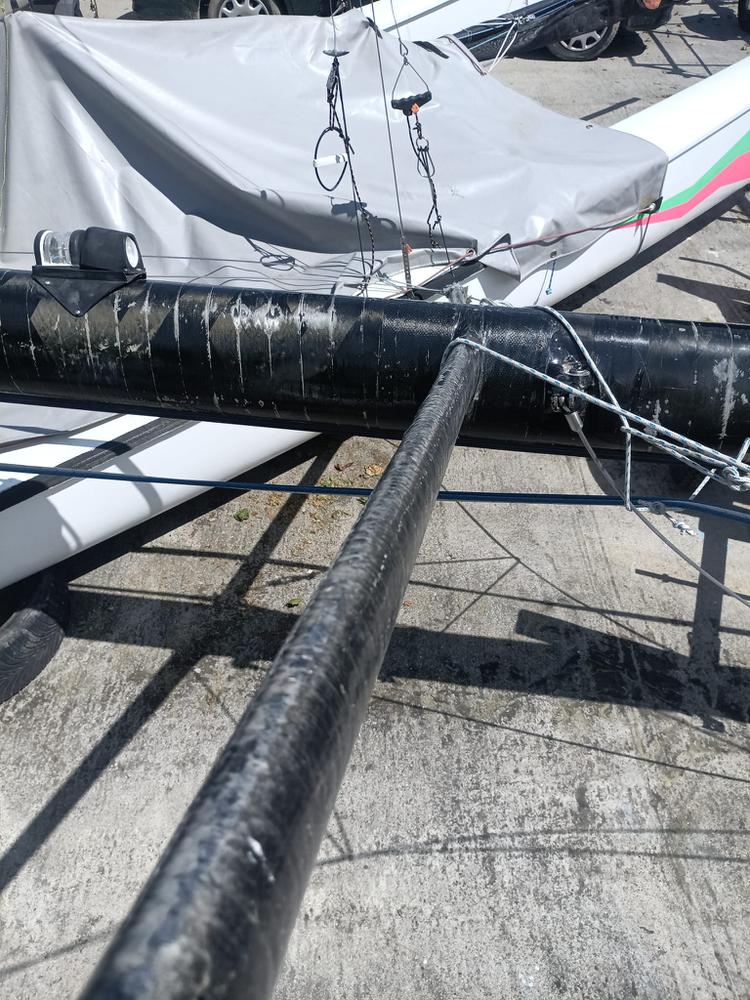 Mât carbone 21 mètres 50 avec bôme et hale-bas rig