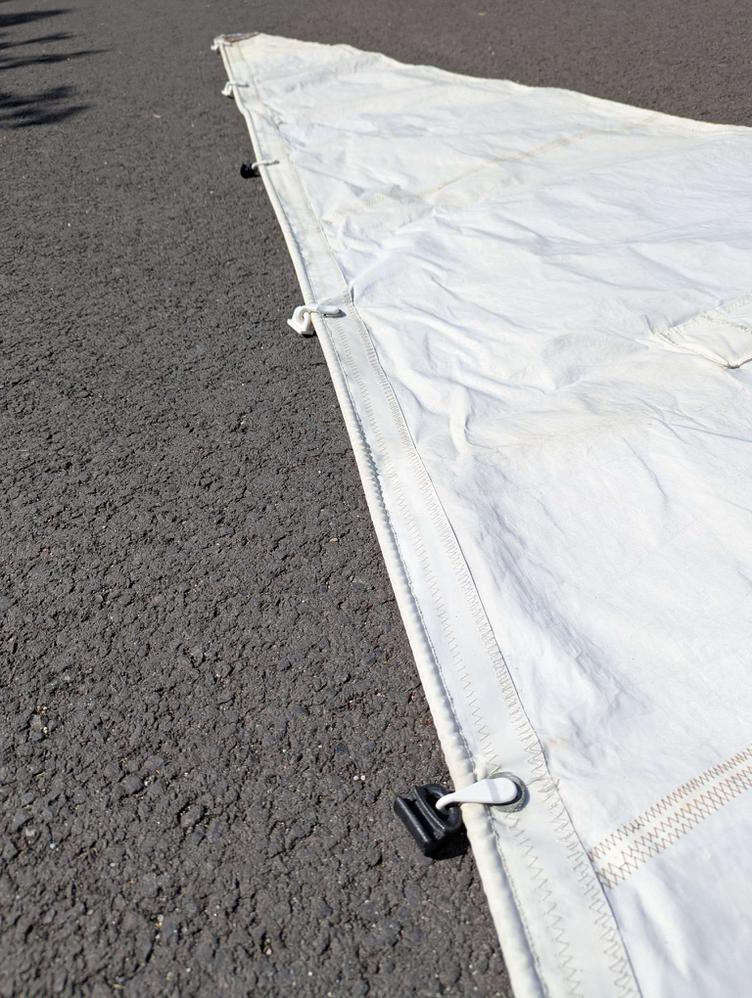 Grand voile lattée sur coulisseaux