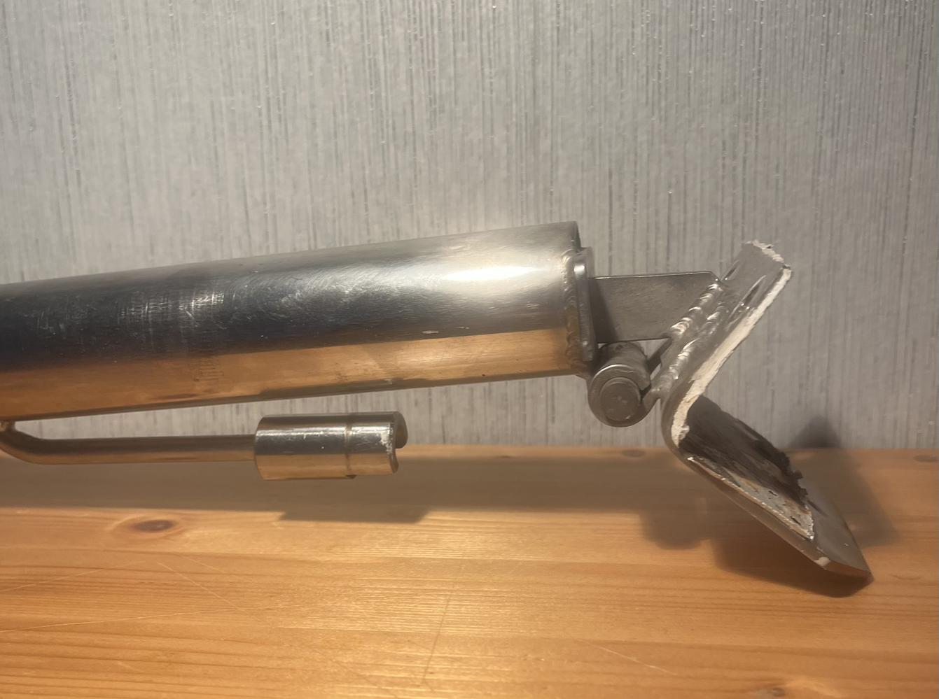 Mât rabattable pour antenne ou radôme