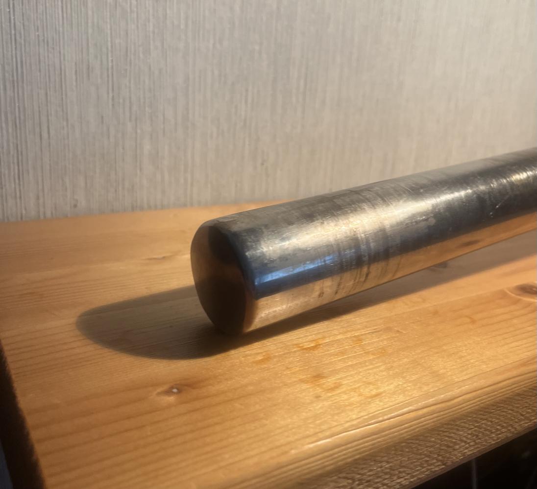 Mât rabattable pour antenne ou radôme