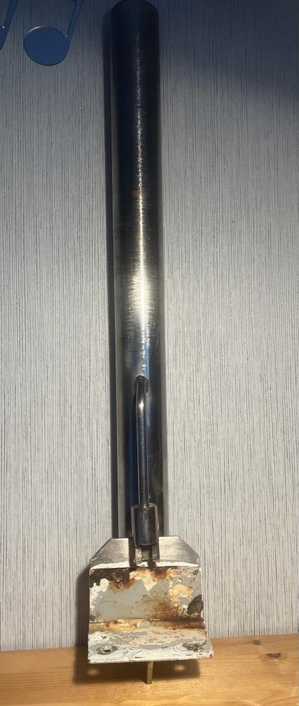 Mât rabattable pour antenne ou radôme