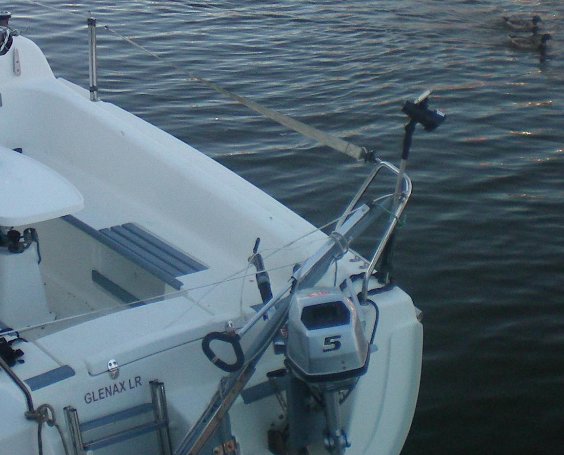 moteu hors-bord Honda 5 cv arbre long sur voilier