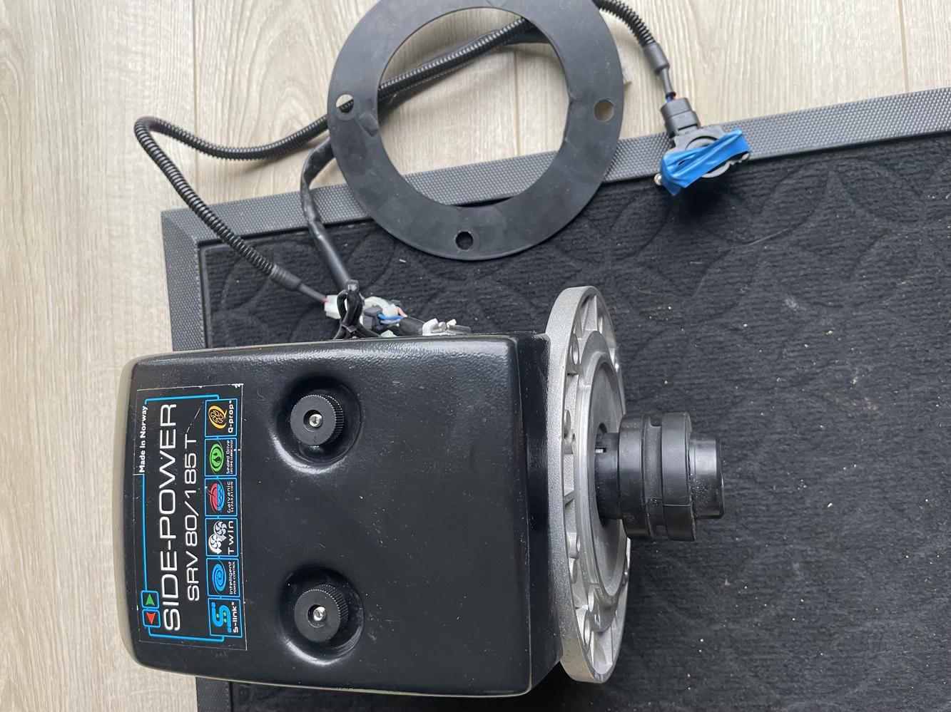 Moteur propulseur d étrave SRV80