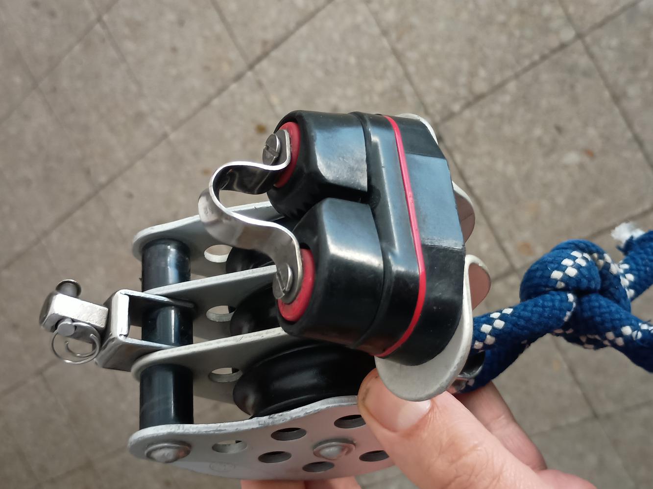 Polea triple con bloqueador