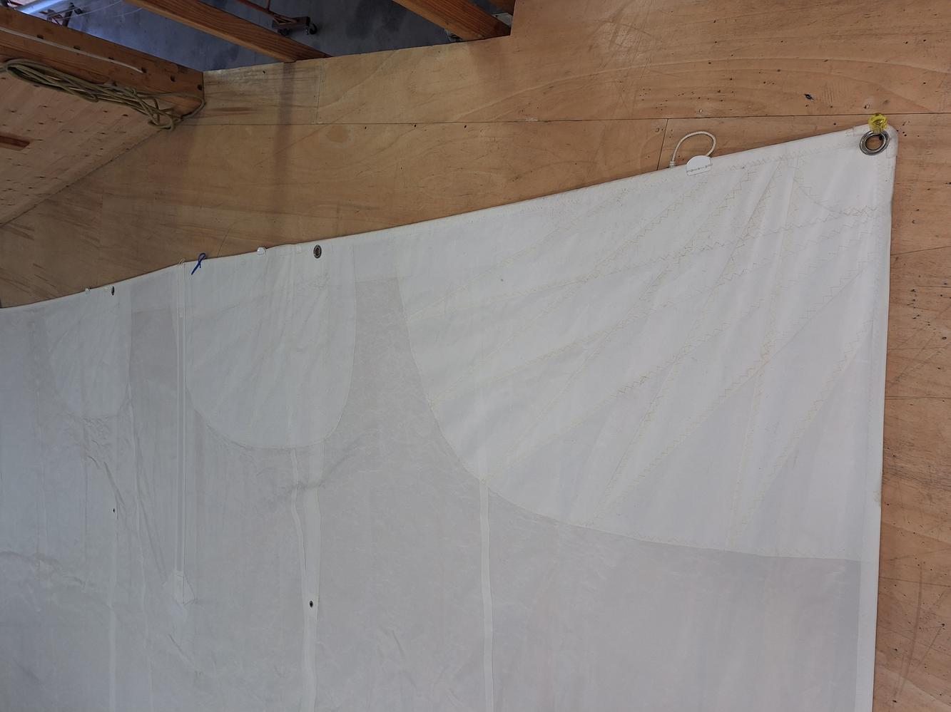 Grand voile à corne semi lattée 2 ris 32 m²