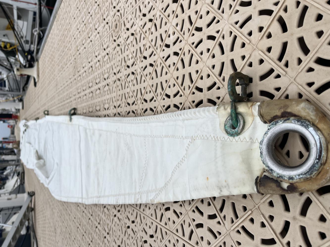 Grand voile sur raling