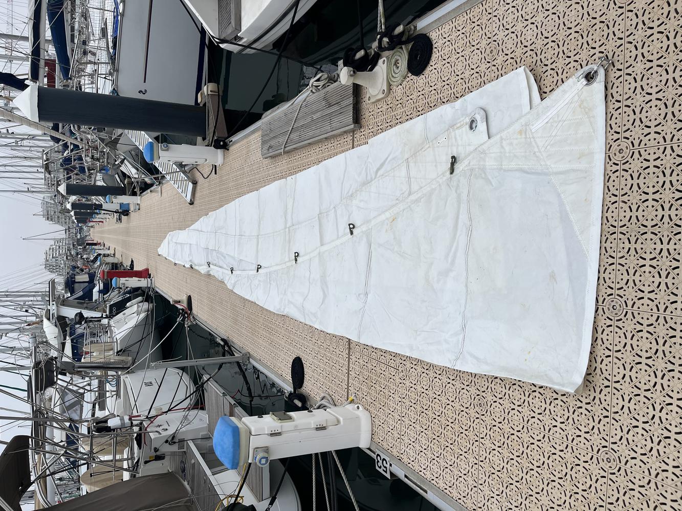 Grand voile sur raling