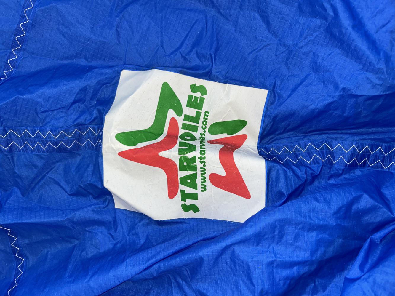 Spinnaker triradial bleue de 64m2