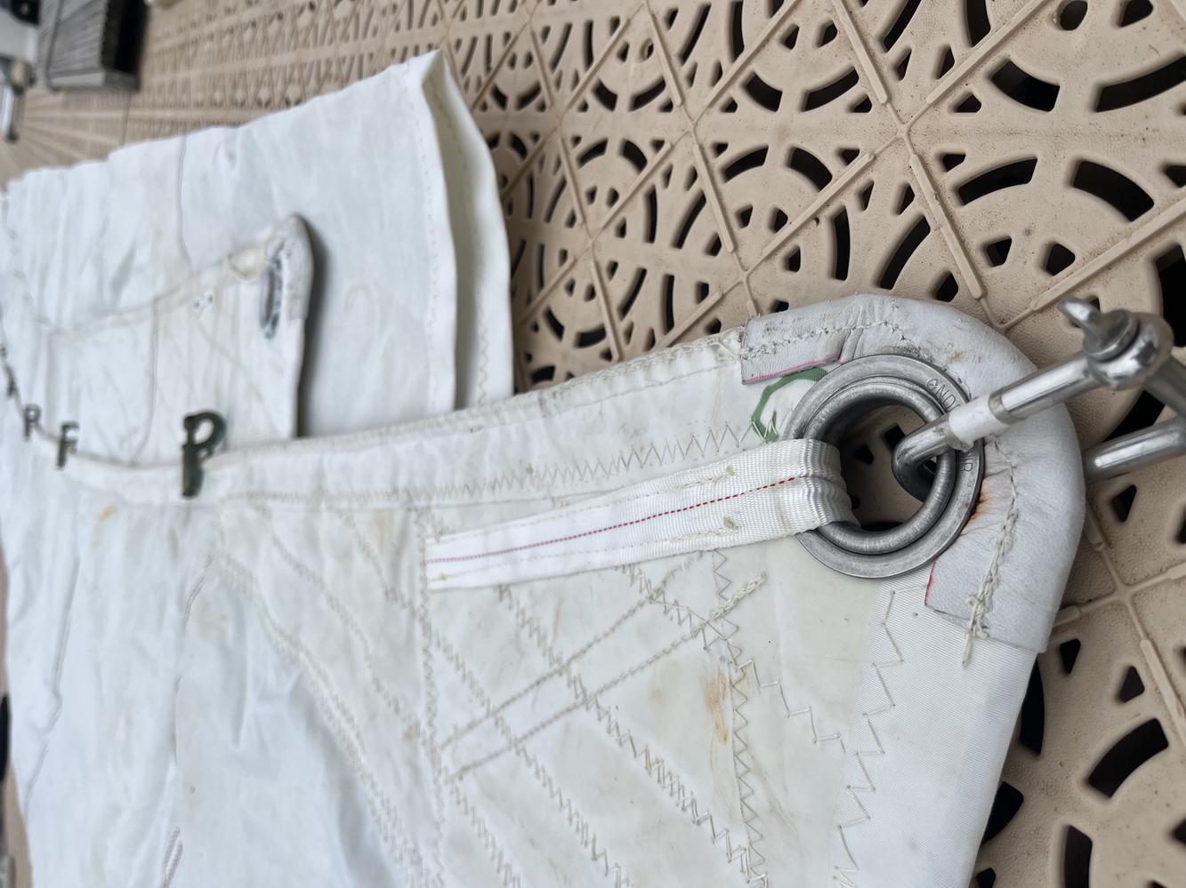 Grand voile sur raling