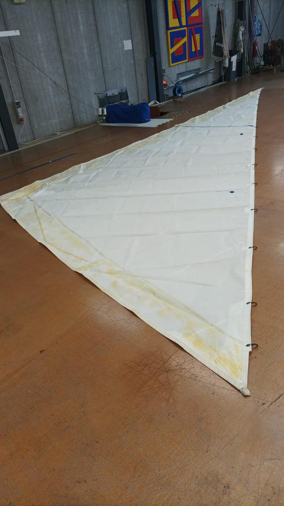 Trinqueta de garruchos. Stay sail with hanks