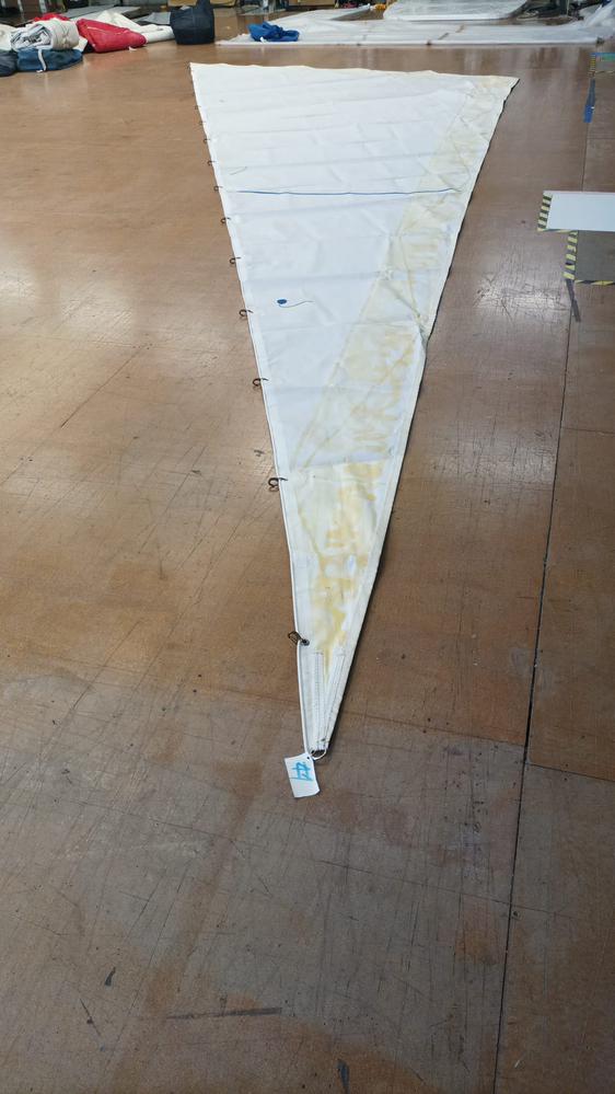 Trinqueta de garruchos. Stay sail with hanks