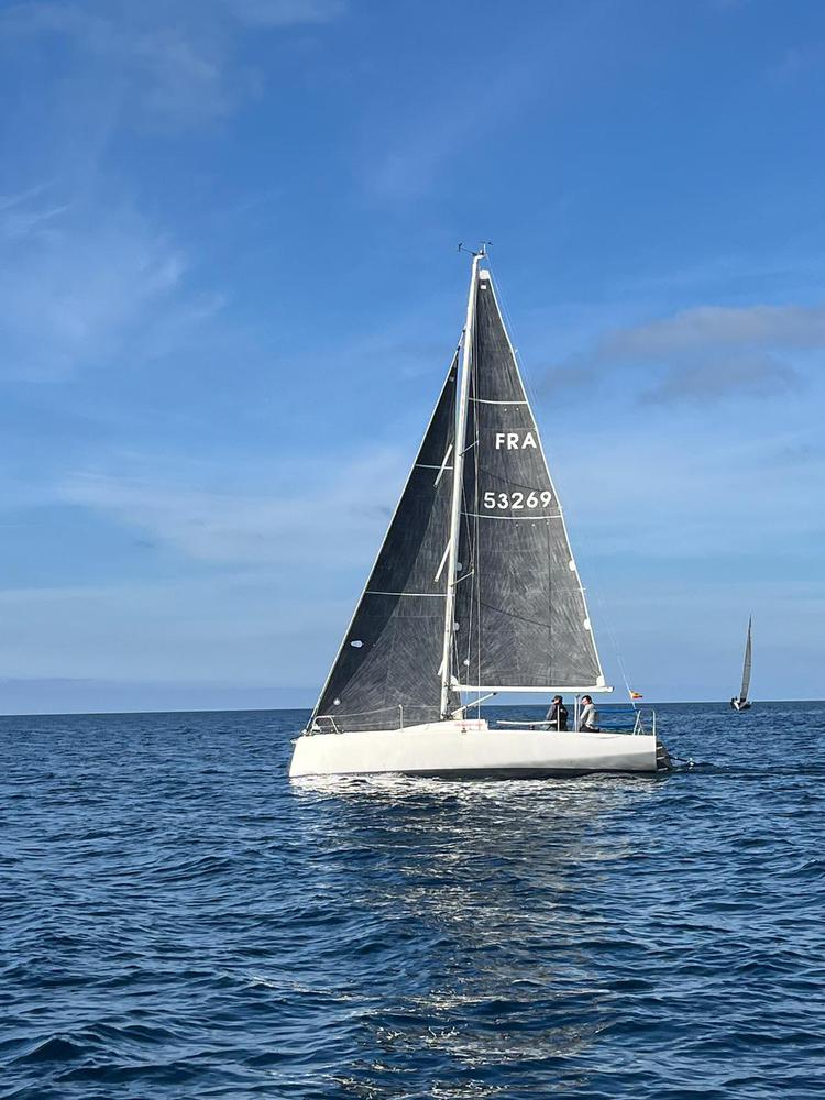 Foque enrrollable con banda protector solar