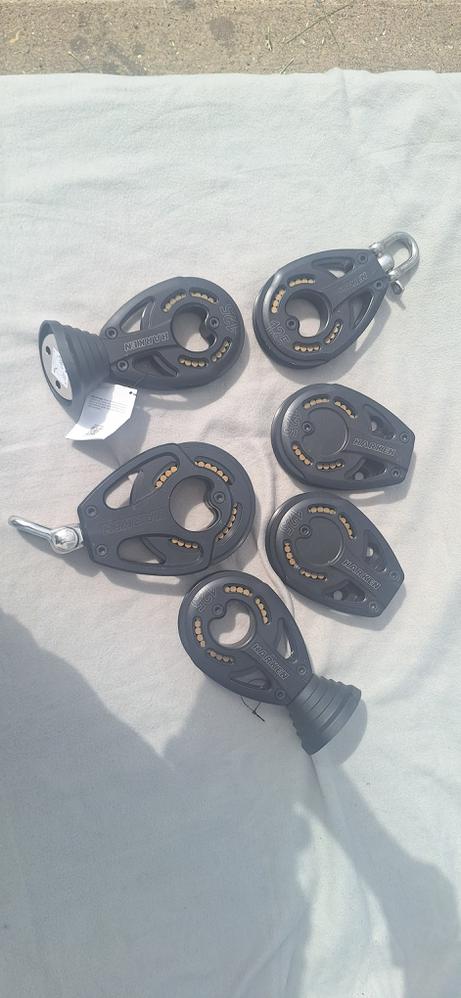 Divers poulies Harken Black Magic D125 et D150