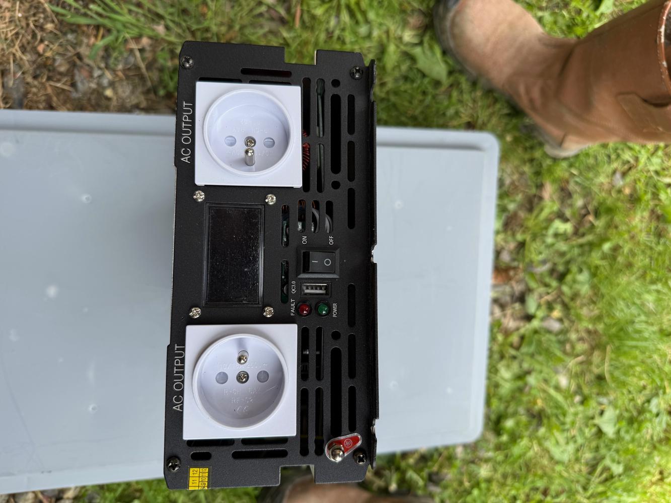 CONVERTISSEUR 12VOLT /230 VOLT 2000W SOC ENERGIE