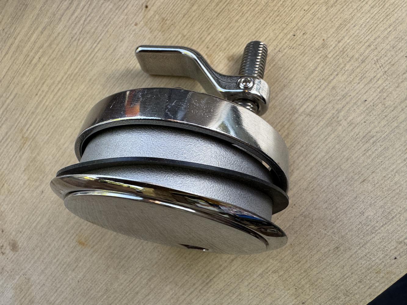 Serrure de coffre avec couvercle