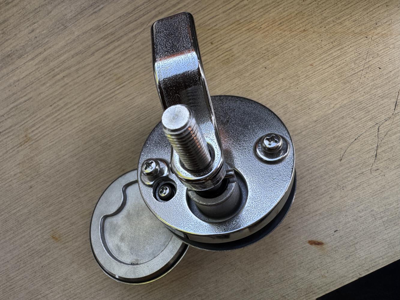 Serrure de coffre avec couvercle
