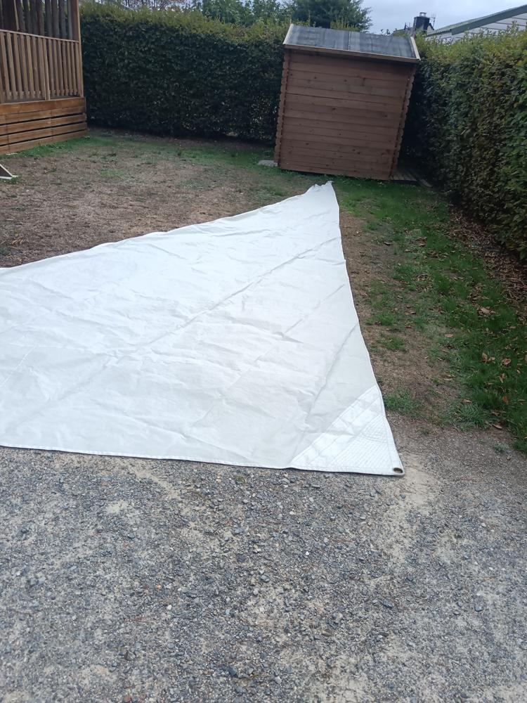 Voile de voilier. Blanc, en bon état général pas