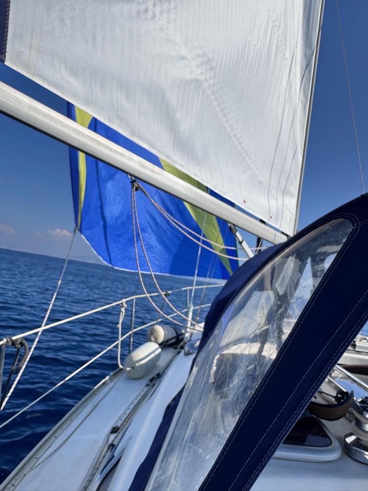 Grand-voile sur enrouleur mât Selden — Bavaria 31
