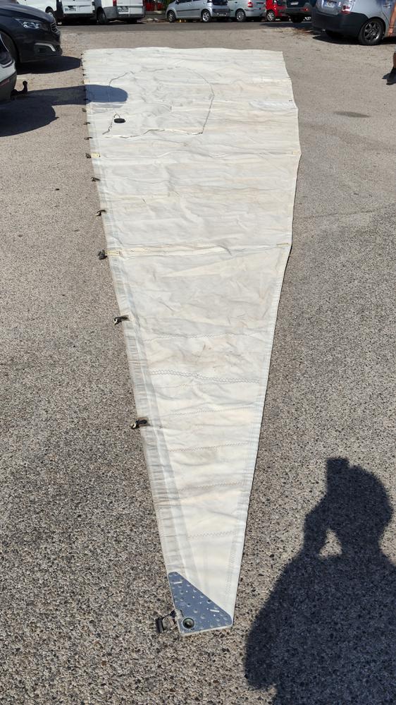 Grand voile lattée