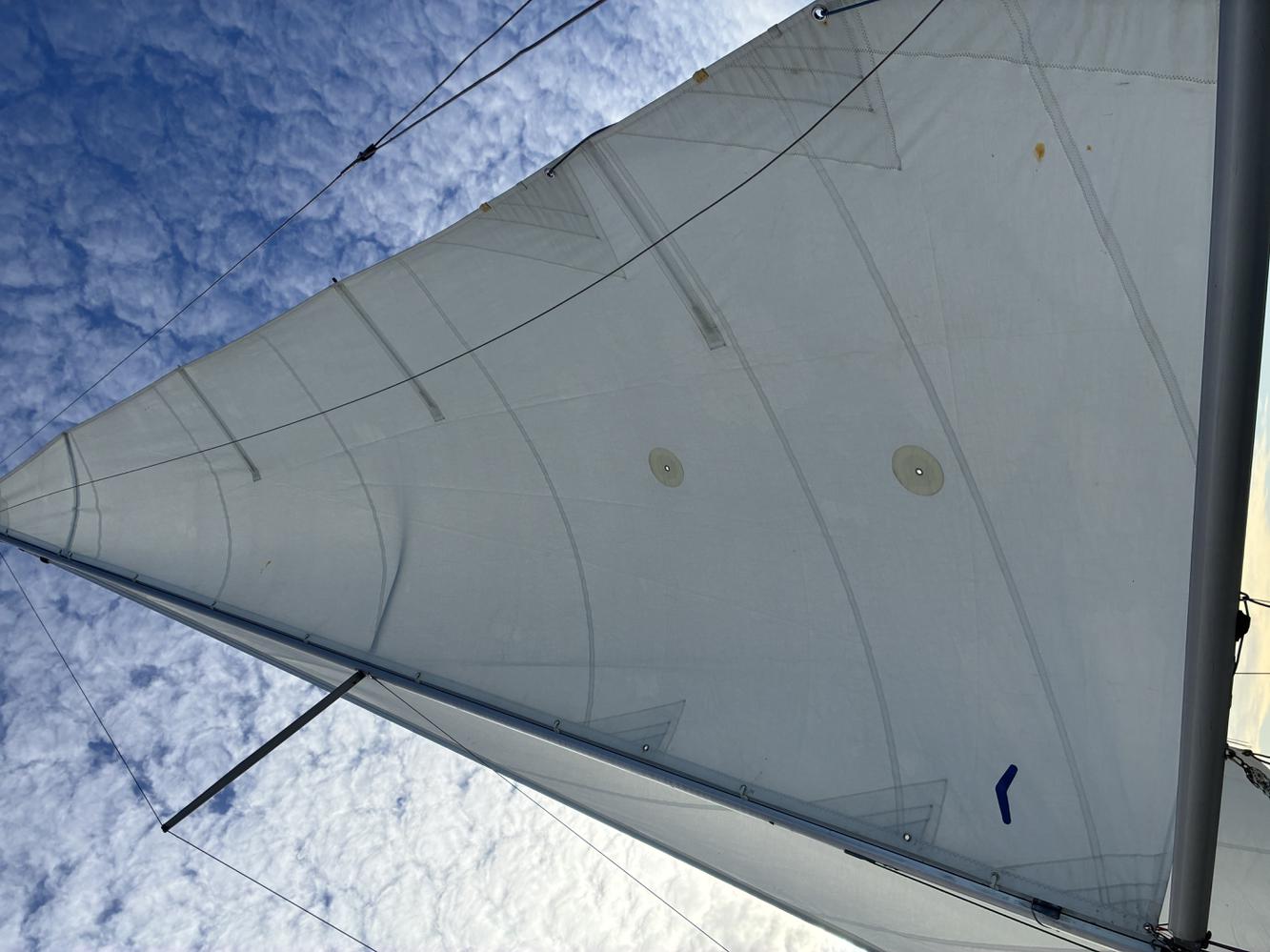Grand voile semi lattée
